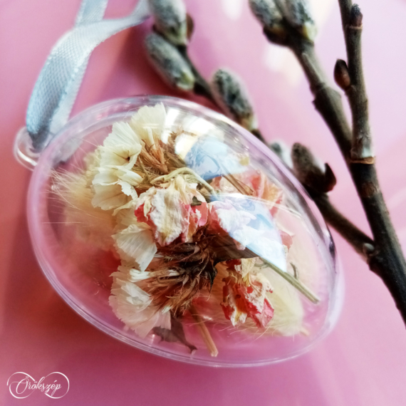 Rózsaszín virágos húsvéti tojás dekoráció